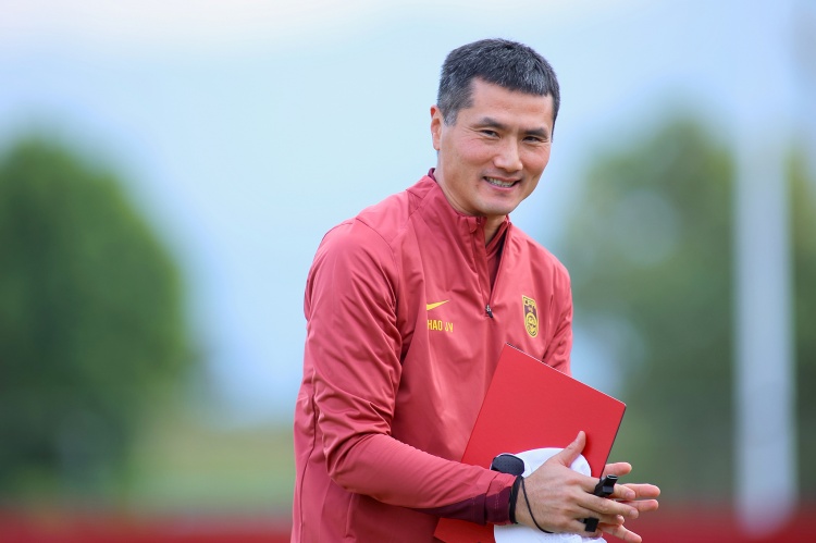 中欧体育官网入口-特巴斯：国足和中超都需要跻身世界前10 约60%的中国人都是足球迷