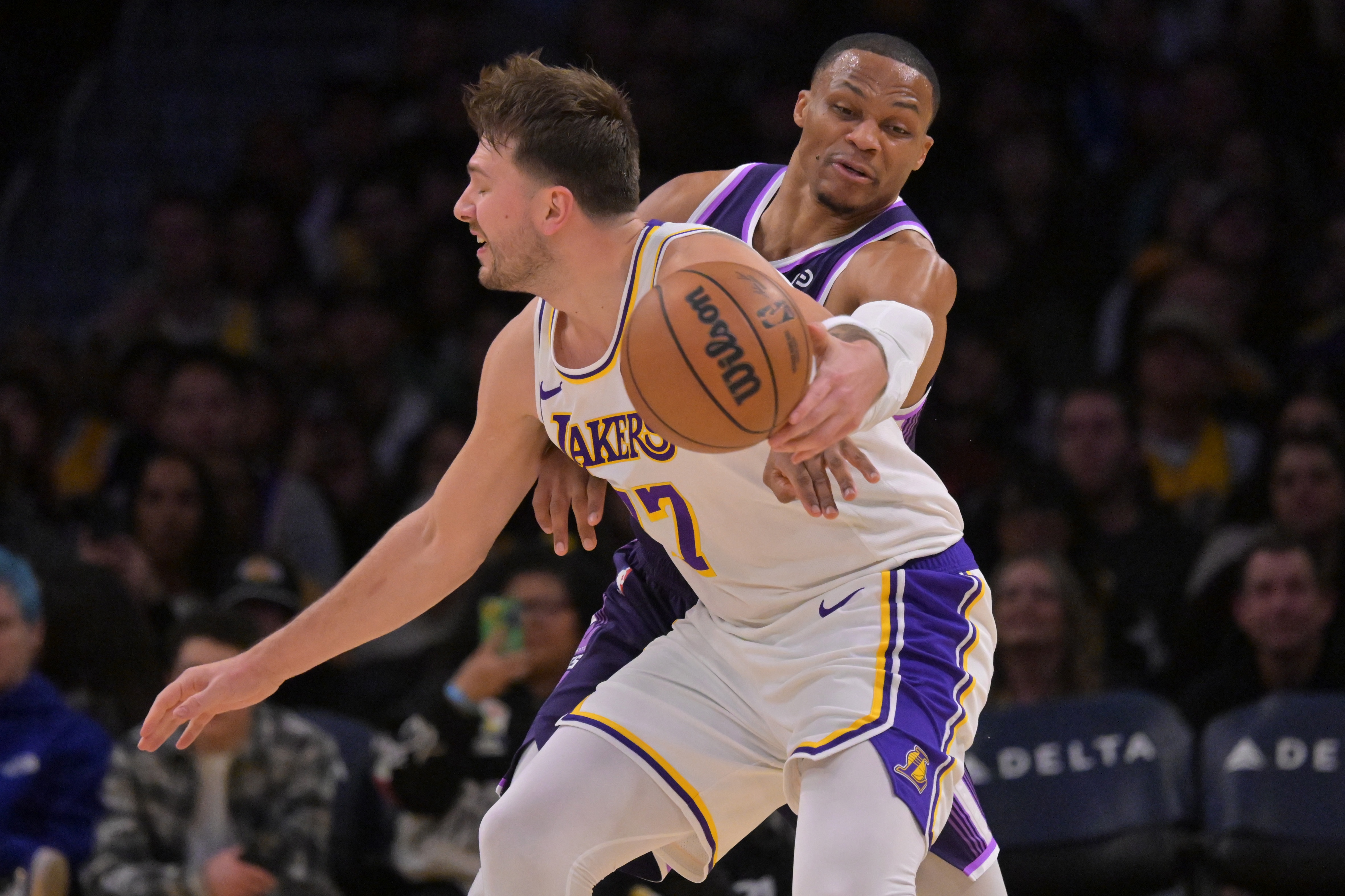 中欧体育app-数据揭秘湖人三巨头：百回合净胜分仅为+3 防守端反而成意外之喜