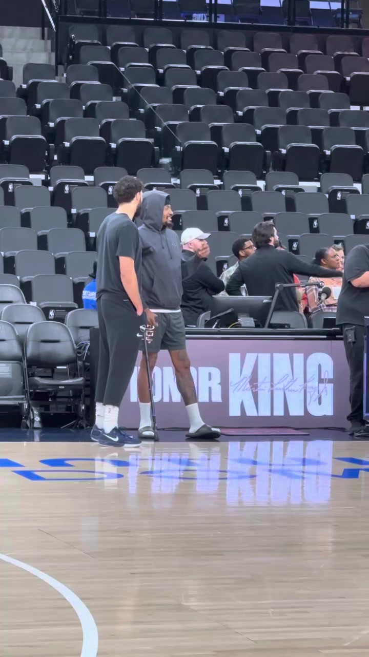 中欧体育官网-🙋‍♀️猜小吧看到了谁！赛季报销的比尔今天拄着拐来到了现场